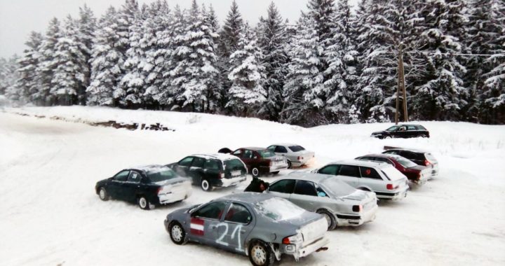 Policija pārtrauc pasākumu Tukuma autotrasē