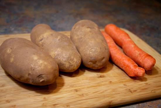 Taujā par skolēnu pārtikas paku saturu – vai pietiek ar burkānu, kartupeli?