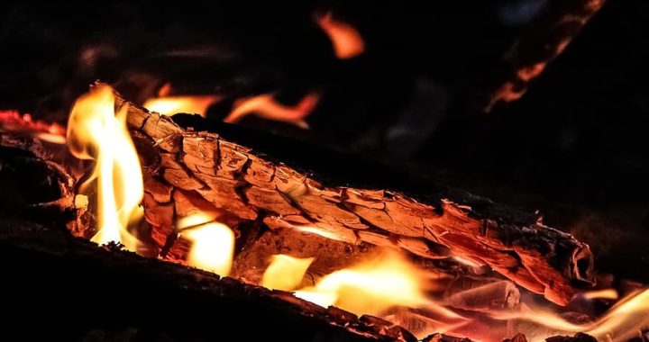Naktī Lapmežciemā izcēlies ugunsgrēks dzīvojamās mājas kurtuvē
