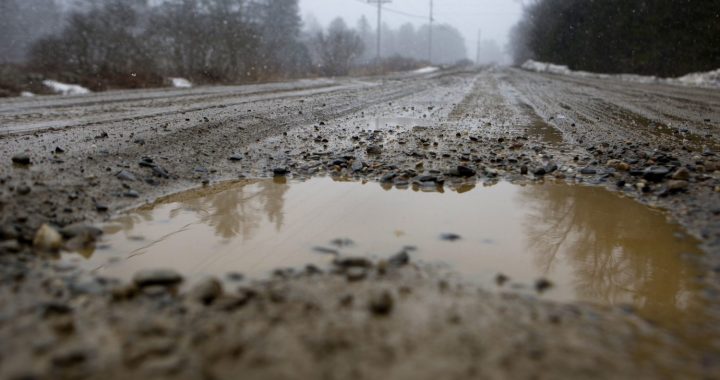 Par tukšiem laukiem un neceļiem