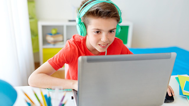 Skolēni aicināti piedalīties attālinātās mācīšanās atziņu konkursā “Mācos pats”!  Galvenajās balvās – portatīvie datori.