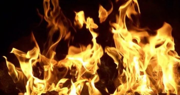 Pēc pusnakts aizdedzies auto Kandavā