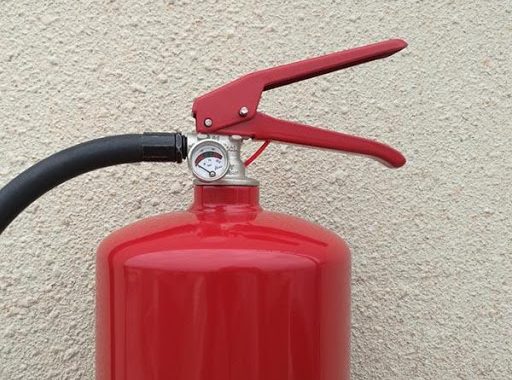 Piecstāvu mājā Kurzeme ielā Tukumā izcēlies ugunsgrēks; ir cietušie