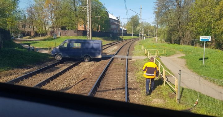 Uz sliedēm iesprūduša auto dēļ, kavējas vilciens Rīga-Tukums/Papildināts 12.55/