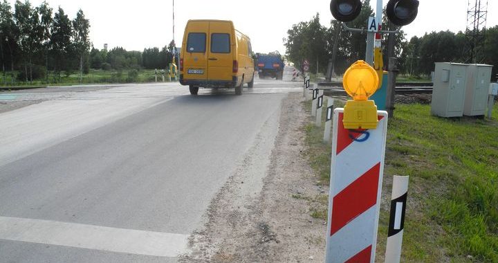Uz nakti slēdz dzelzceļa pārbrauktuvi Tukumā