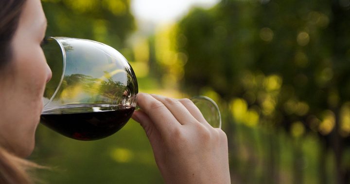 Vispirms vada automāšinu dzērumā, pēc tam draud izdarīt pašnāvību