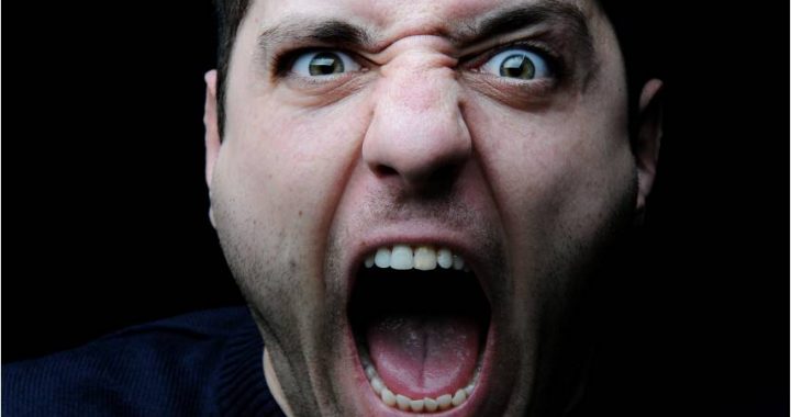 Vīrietis ārdās pie policijas iecirkņa un saņem sodu