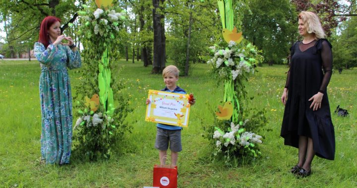 Tukuma parkā darbojas pasaku tēli un apbalvo mazos dziedātājus