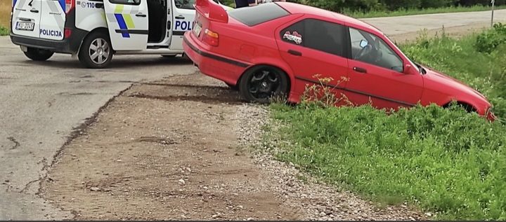 No ceļa nobrauc steidzīgs «BMW»