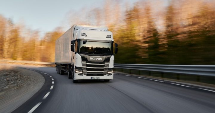 Lestenes pagastā ugunsdzēsēji glābēji atbrīvo kravas auto šoferi