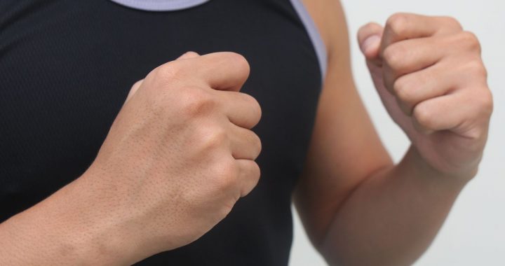 Lestenē piekauts pensionārs. Aizdomās turētais apcietināts