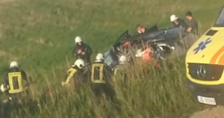 Smaga avārija Pūrē. Auto pakļuvis zem kravas. /Papildināts ar VUGD informāciju/