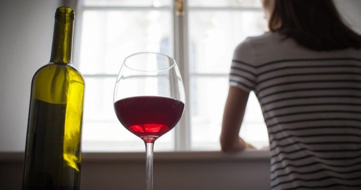 Sieviete reibumā pieskata bērnus