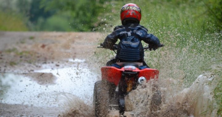 Vānē zēns ar kvadriciklu notriec tēti