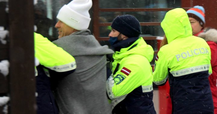 Policija pārtrauc nesaskaņotu protesta akciju