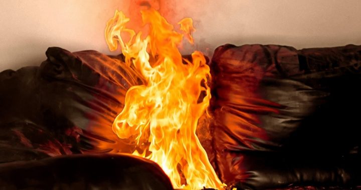 Dzīvoklī Sēmē dedzis dīvāns