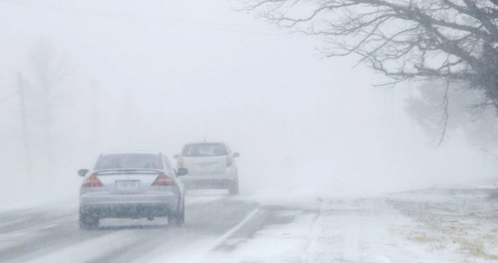 Autovadītāju ievērībai: šorīt  visā Latvijā autoceļi sniegoti un apledo, strādā 206 ziemas dienesta tehnikas vienības