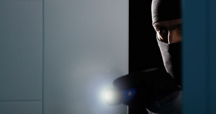 Zagļi Tukuma pusē apstaigā neapdzīvotas mājas