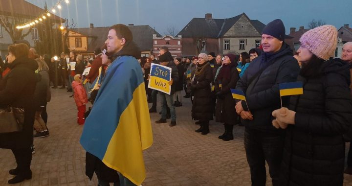 Tukumā un Kandavā notiek mītiņš Ukrainas atbalstam/Papildināts 3. martā/