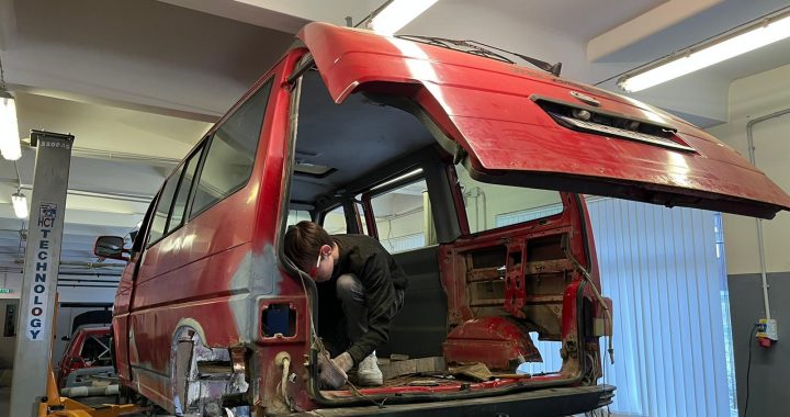 Kandavas Lauksaimniecības tehnikuma automehāniķi  remontē mikroautobusu, kas tiks nodots Ukrainas aizstāvjiem/FOTO/