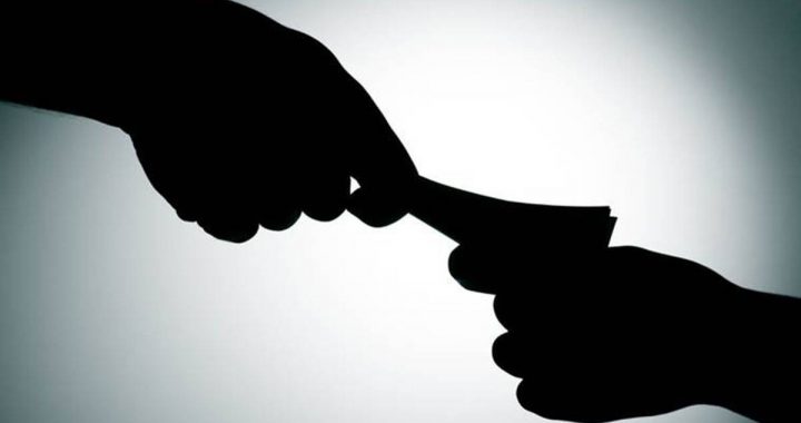 Mēģina atpirkties no policijas