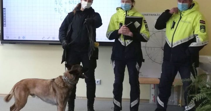 Dienesta suņi skolās Kandavā pie skolēniem atrod smēķēšanas ierīces