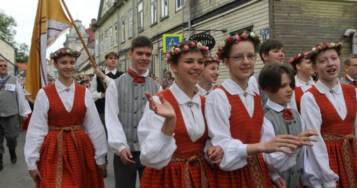 Ar gājienu Tukumā atklāts bērnu tautas deju festivāls «Latviju bērni danci veda»/FOTO un Video/
