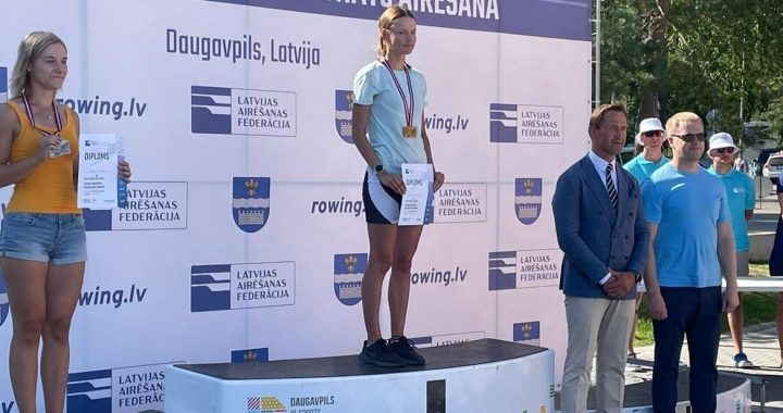 Tukumniece Veronika Kalniņa uzvar airēšanas sacensībās Daugavpilī