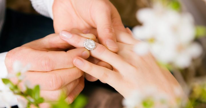 Kā uzzināt izmēru saderināšanās gredzenam?