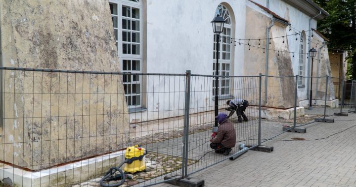Turpinās Tukuma senākās baznīcas glābšanas darbi