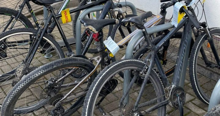 Valsts policija aicina atcerēties par velosipēdu un skrejriteņu drošību arī pie skolām