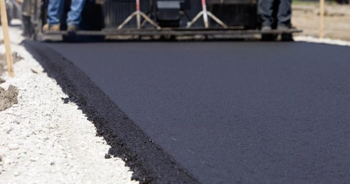 Autovadītāju ievērībai: uz Ventspils šosejas no Kūdras līdz Smārdei sāk ieklāt asfaltu