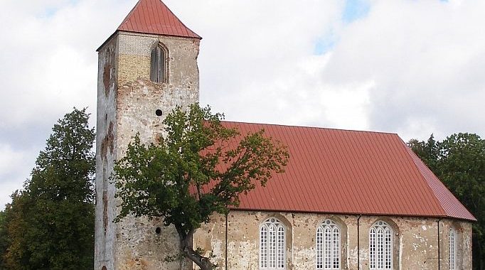 Izglītības komisija konceptuāli atbalsta Lestenes baznīcas un memoriāla likumu