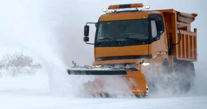 Autovadītāju ievērībai: šorīt lielākajā daļā Latvijas teritorijas autoceļi sniegoti, strādā 123 ziemas tehnikas vienības
