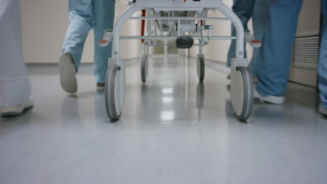 Veselības ministrija: slimnīcām jānodrošina pacientu pavadošās personas iespējas atrasties stacionārā, ja ir tāda nepieciešamība