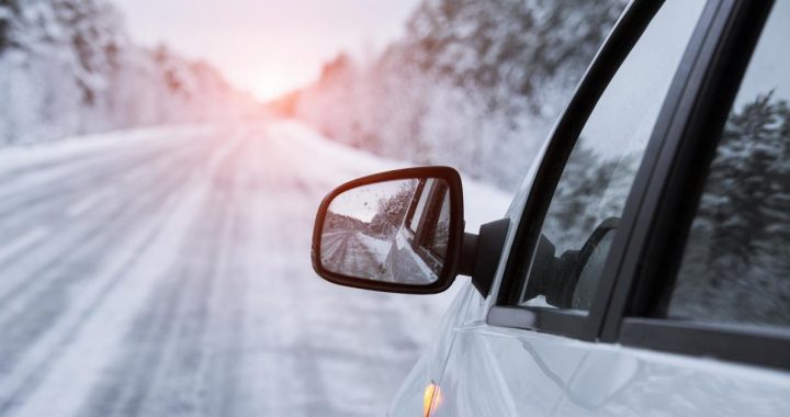 Autovadītāju ievērībai: sniega un apledojuma dēļ apgrūtināta braukšana visā Latvijas teritorijā, strādā 143 tehnikas vienības