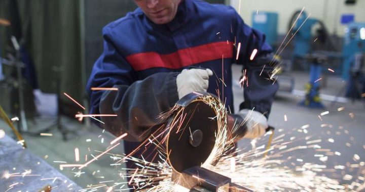 Profesionāli darba apģērbi metinātājiem – darba drošības pamats