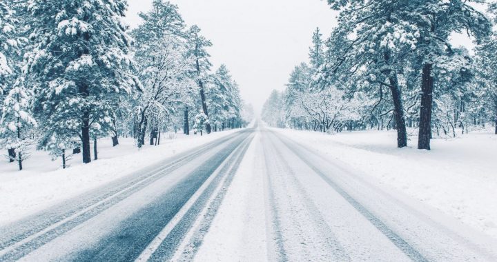 Šorīt gandrīz visā Latvijas teritorijā –  galvenie un reģionālie autoceļi ir sniegoti un apledo