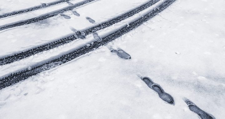 Autobraucēju ievērībai: atkusnī pasliktināsies ar piebraukto sniegu uzturēto un grants autoceļu stāvoklis
