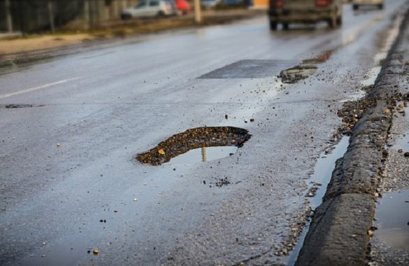 Mainīgos laikapstākļos novecojušā asfalta segumā pastiprināti veidojas bedres, brīdina «LVC»