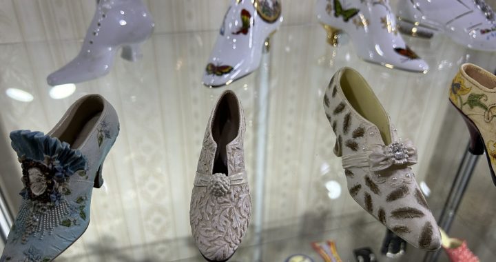 Jaunmoku pilī skatāma kolekcionāres Ilzes Spīres kolekcija  «Kurpes kurpītes»