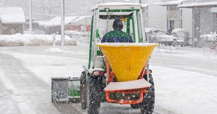 Autovadītāju ievērībai: šorīt valsts ceļu tīklā saglabājas apgrūtināti braukšanas apstākļi, strādā 96 ziemas tehnikas vienības
