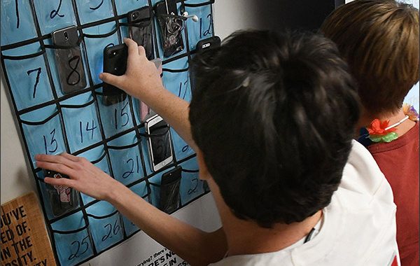 Bērniem līdz 6.klasei skolās liedz izmantot mobilos tālruņus