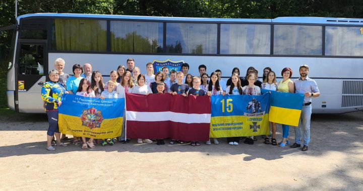 Ar Latvijas orientieristu atbalstu uz  nometni Latvijā ieradušies 28 bērni no Ukrainas