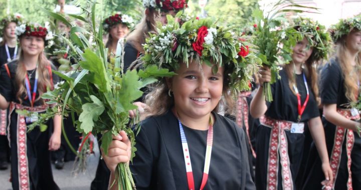 Skolu jaunatnes dziesmu un deju svētku gājienā