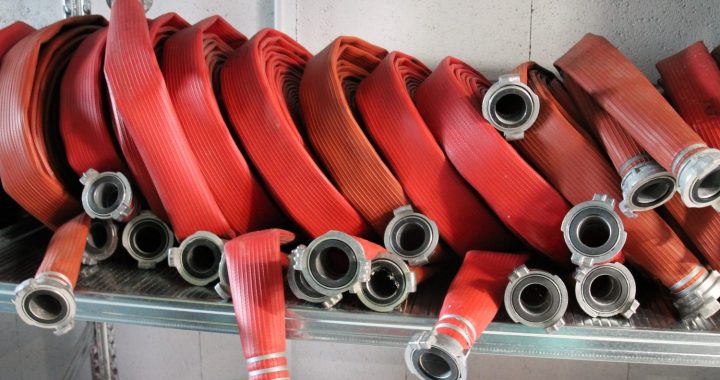 Dzēšanas darbos Slampē cietis ugunsdzēsējs