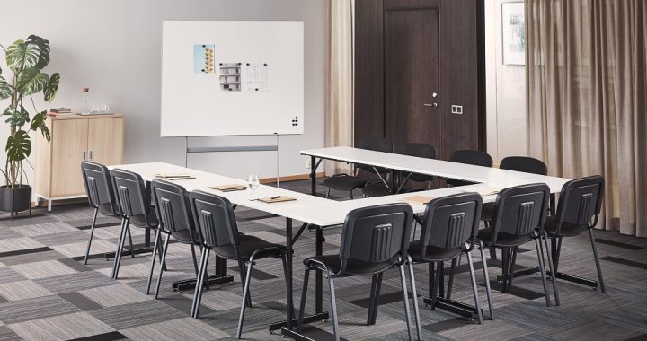 Saliekamie galdi: neaizstājams darba vides aprīkojums