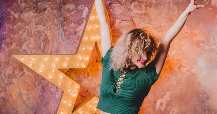 Kas slēpjas aiz nācijas mīlētākajām balsīm?