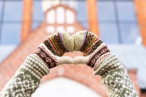 “Tavi draugi” un “Latvijas Pasts” uzsāk adījumu akciju Ukrainas karavīru atbalstam