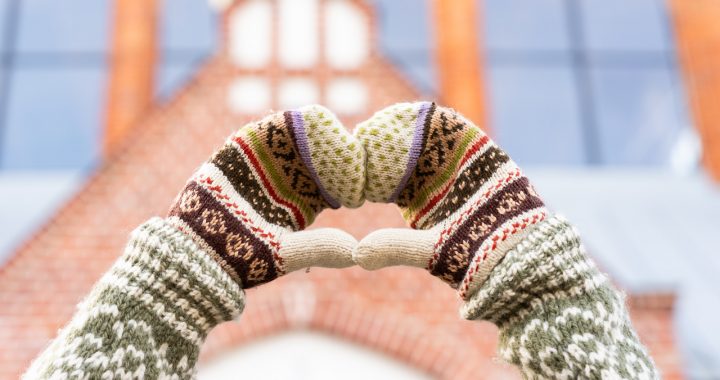 “Tavi draugi” un “Latvijas Pasts” uzsāk adījumu akciju Ukrainas karavīru atbalstam